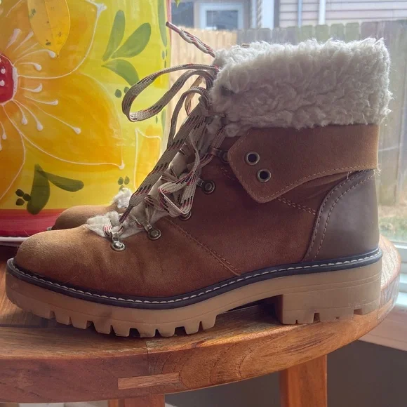 Time and Tru Faux Fur Lined Winter Boots - Picture 3 of 6